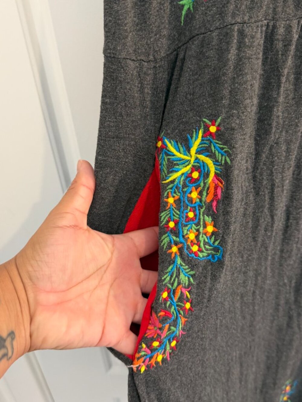 Chelsea & Theodore Embroidered Midi Dress Small Gray Floral Boho Sleeveless - Picture 4 of 9